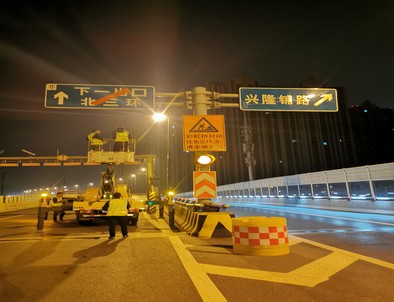 长春郑州市北三环彩虹桥交通标志牌安装现场
